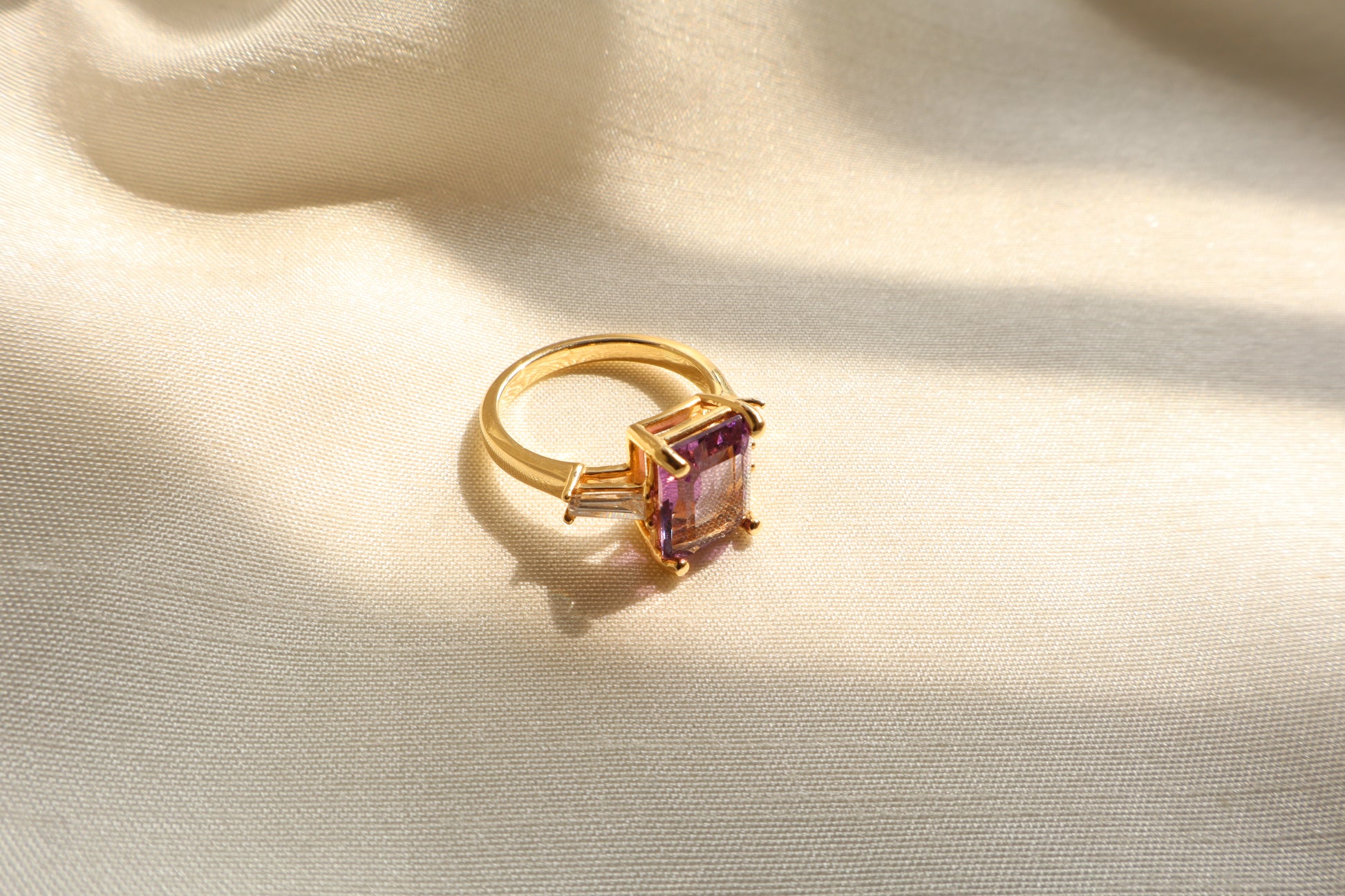 Custom 14K gold amethyst ring with tapered baguette accents in a vintage style. Packed in sustainable, eco-conscious packaging. Ideal for Singapore corporate gifting and premium presents.