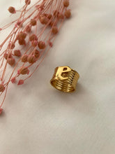 Load image into Gallery viewer, &quot;e&quot; initial gold ring. With thickness of about 10-12mm. Made of 18K yellow gold.

