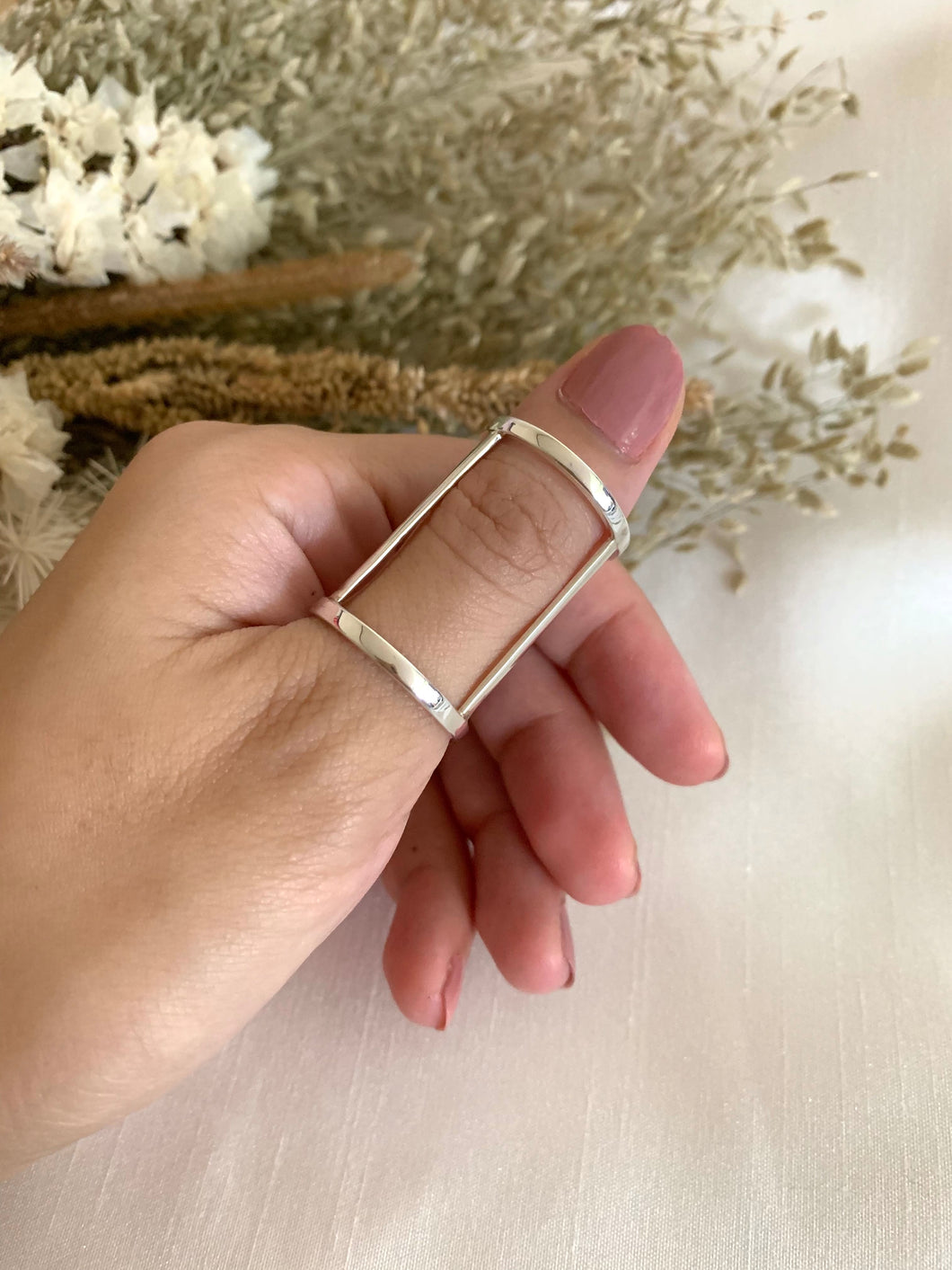 A white gold finger brace which supports the finger/s. 