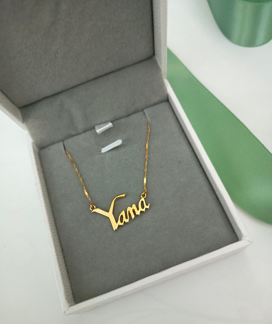 A Yana necklace in yellow gold with a twisted gold chain.