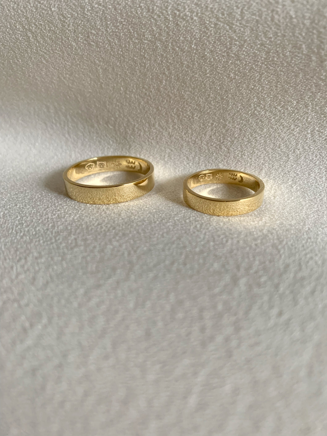 A simple wedding band of 18K yellow gold. The classic style.