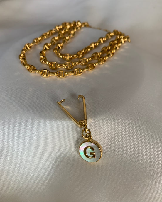 A yellow gold necklace that can be turned into a stylish bracelet too! With an initial G made of mother of pearl.