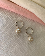 Load image into Gallery viewer, 925silver earring ,circle gem earring, small pearl circle earring ,silver circle earrings, hoop earrings, pearl earring, to mom gift earring
