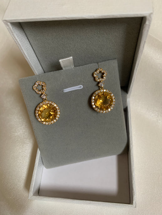 A round citrine stud and drop earrings. In a bezel moissanite set in yellow gold.